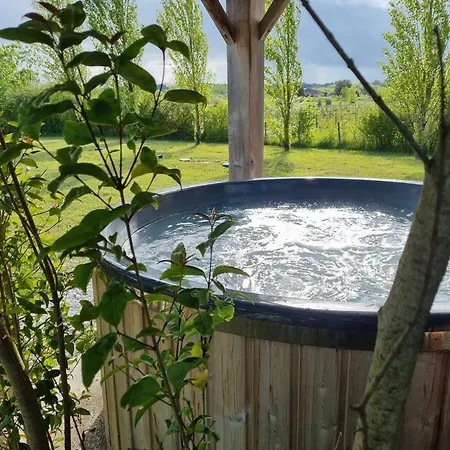 Shanti Insolites Et Espace Bien-etre Bordeaux Деревянный коттедж Berson